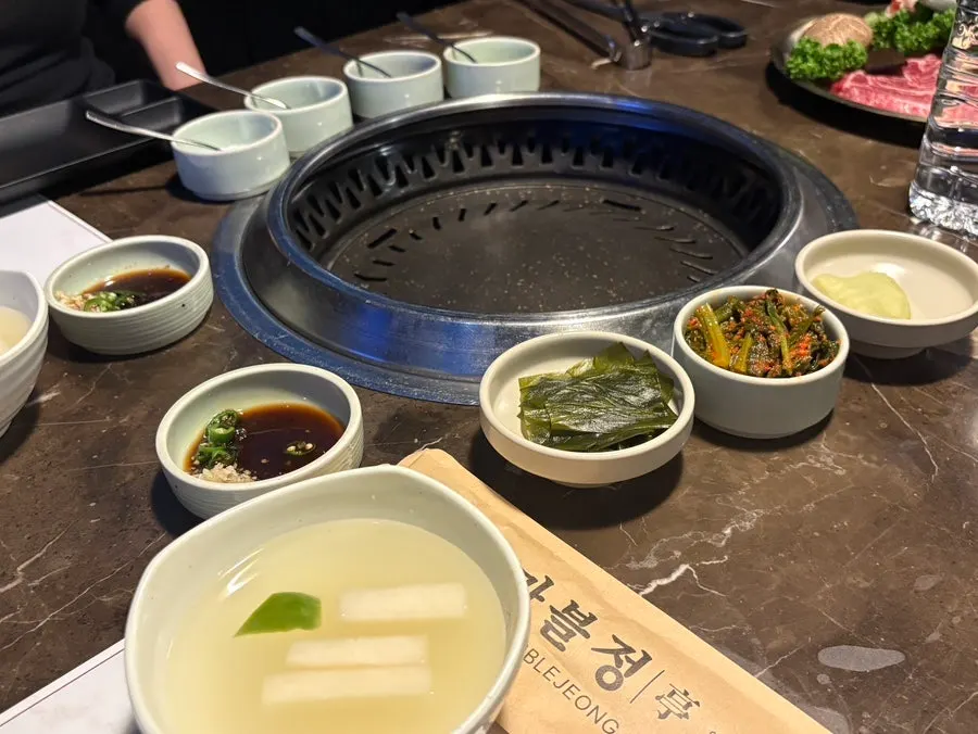 Plate of the 400g top-grade Korean beef mixed grill with three cuts