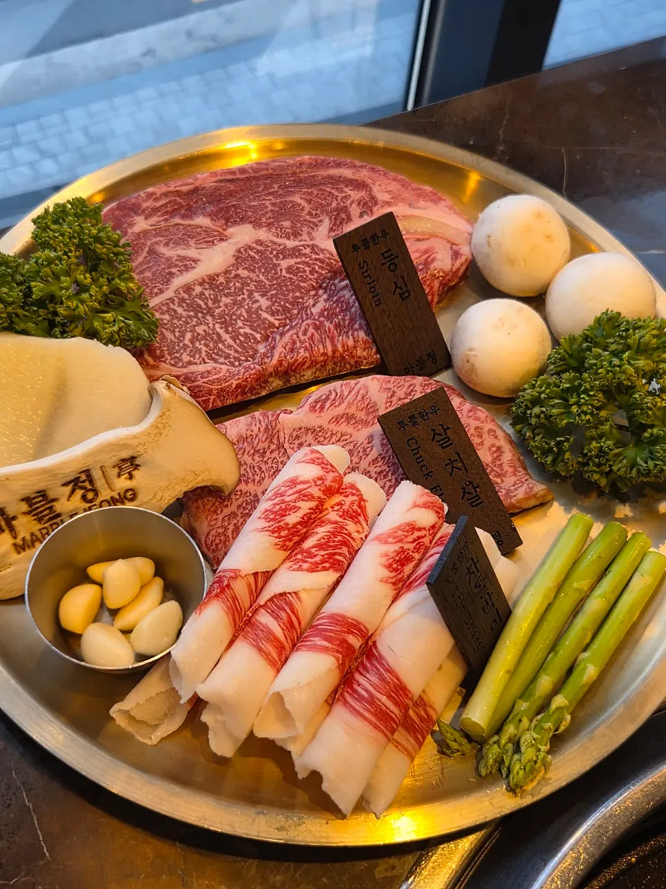 투뿔한우 모둠구이 400g 생고기 접시