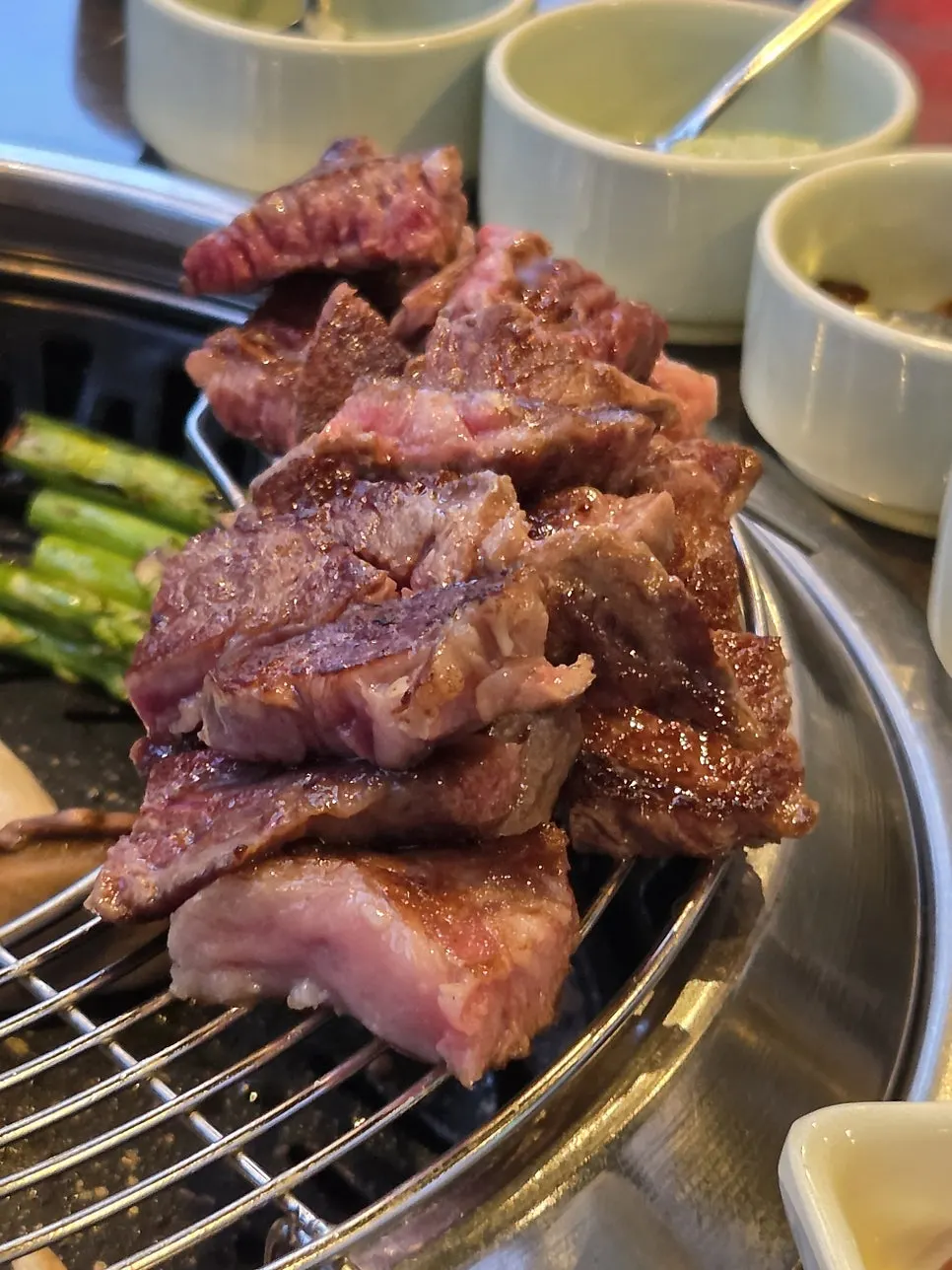직원이 그릴에 구워주는 한우 등심