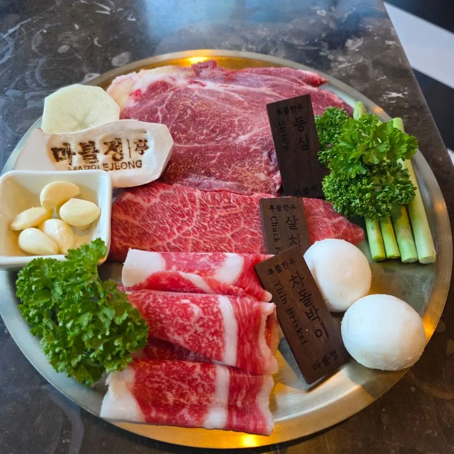 샐러드와 밑반찬 한상차림