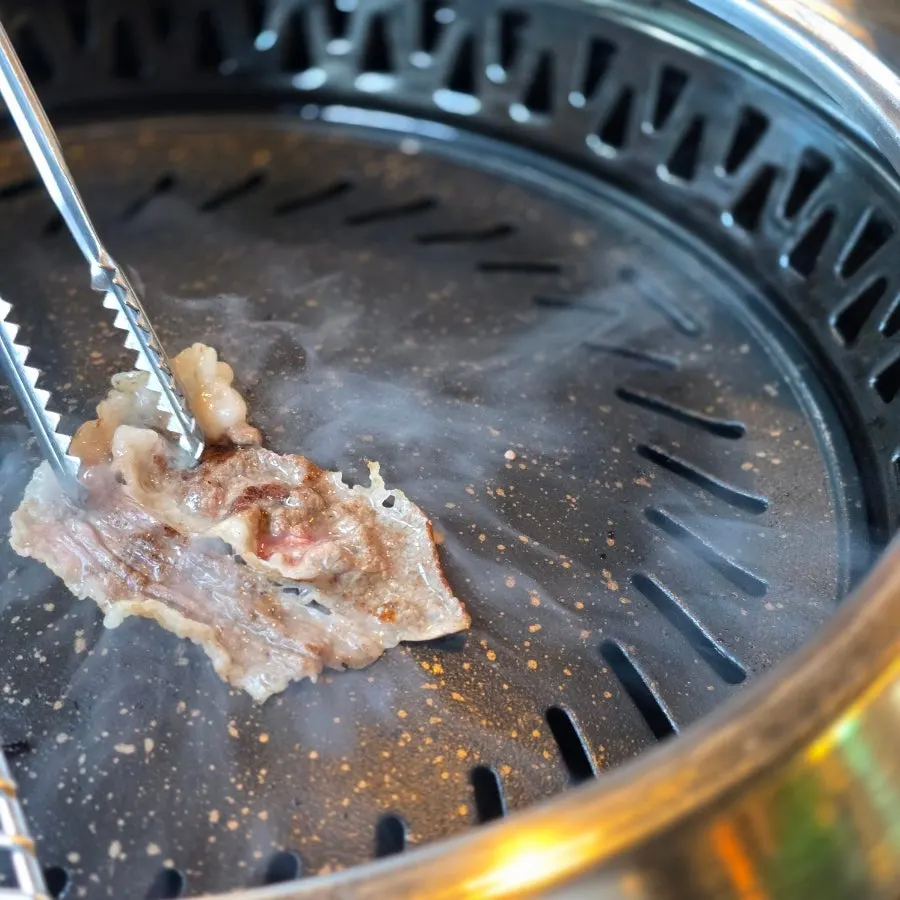 연기 흡입 불판의 한우 구이