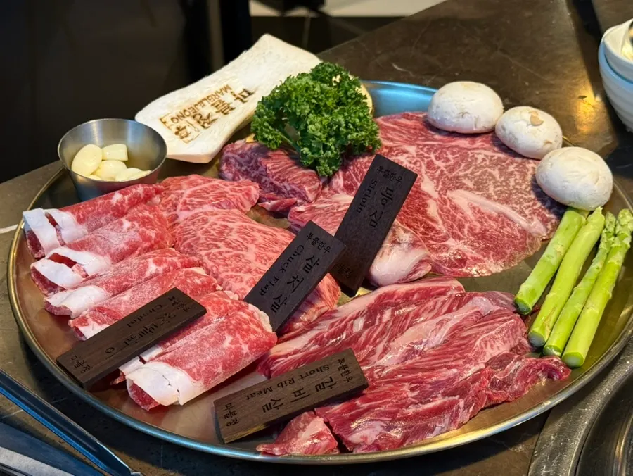 Cuts of the grade 1++ Korean beef mixed grill 600g laid out