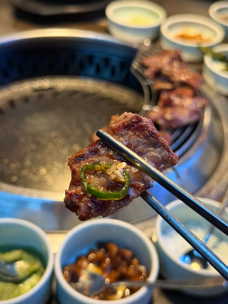 Short rib meat dipped in dipping sauce