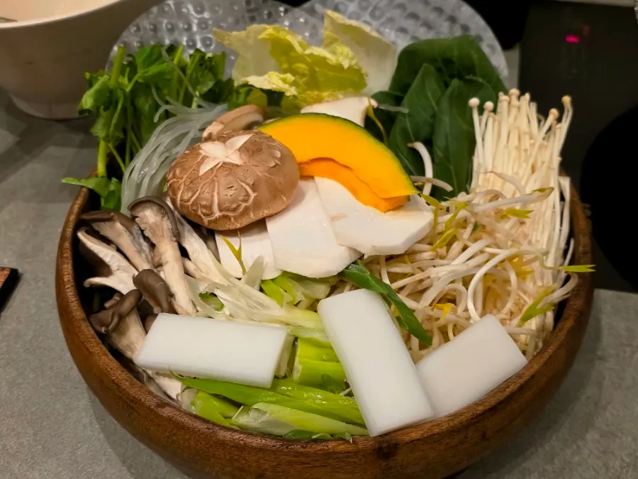 Generous Hanwoo shabu-shabu spread