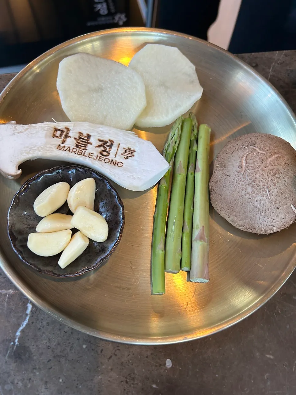 마늘·아스파라거스·버섯·감자 가니쉬 접시