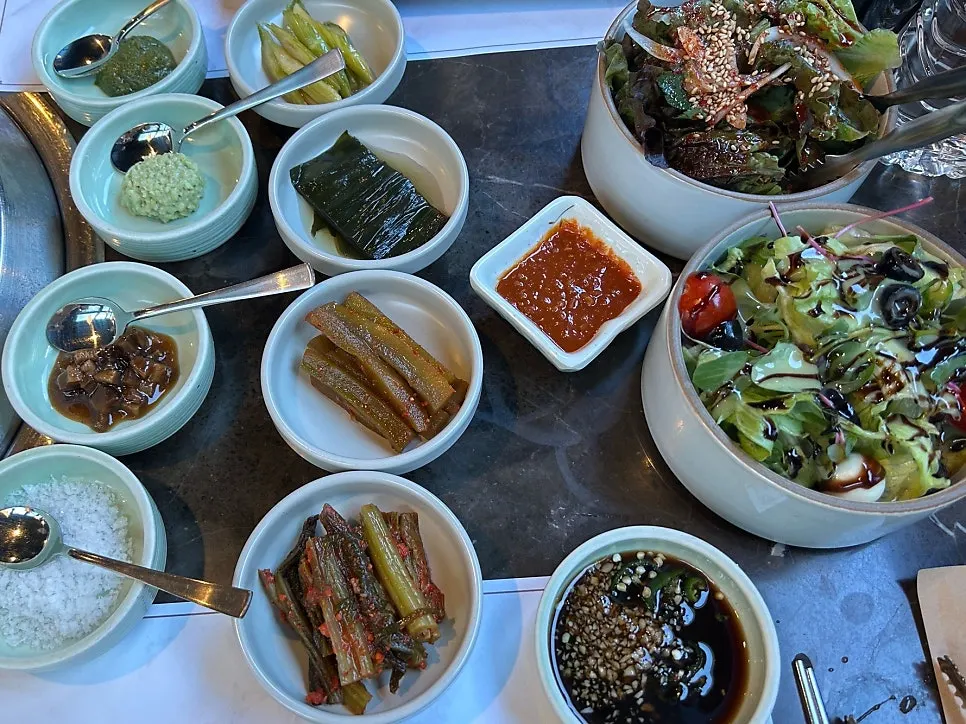 마블정 밑반찬과 소스 한 상 차림