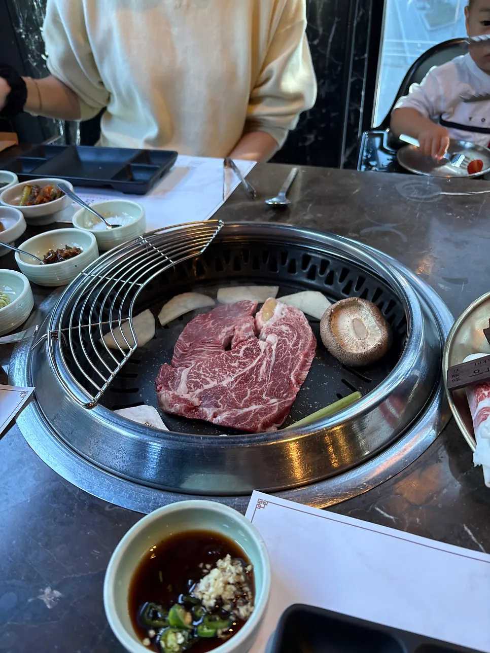 불판에 올라간 투뿔 한우 등심