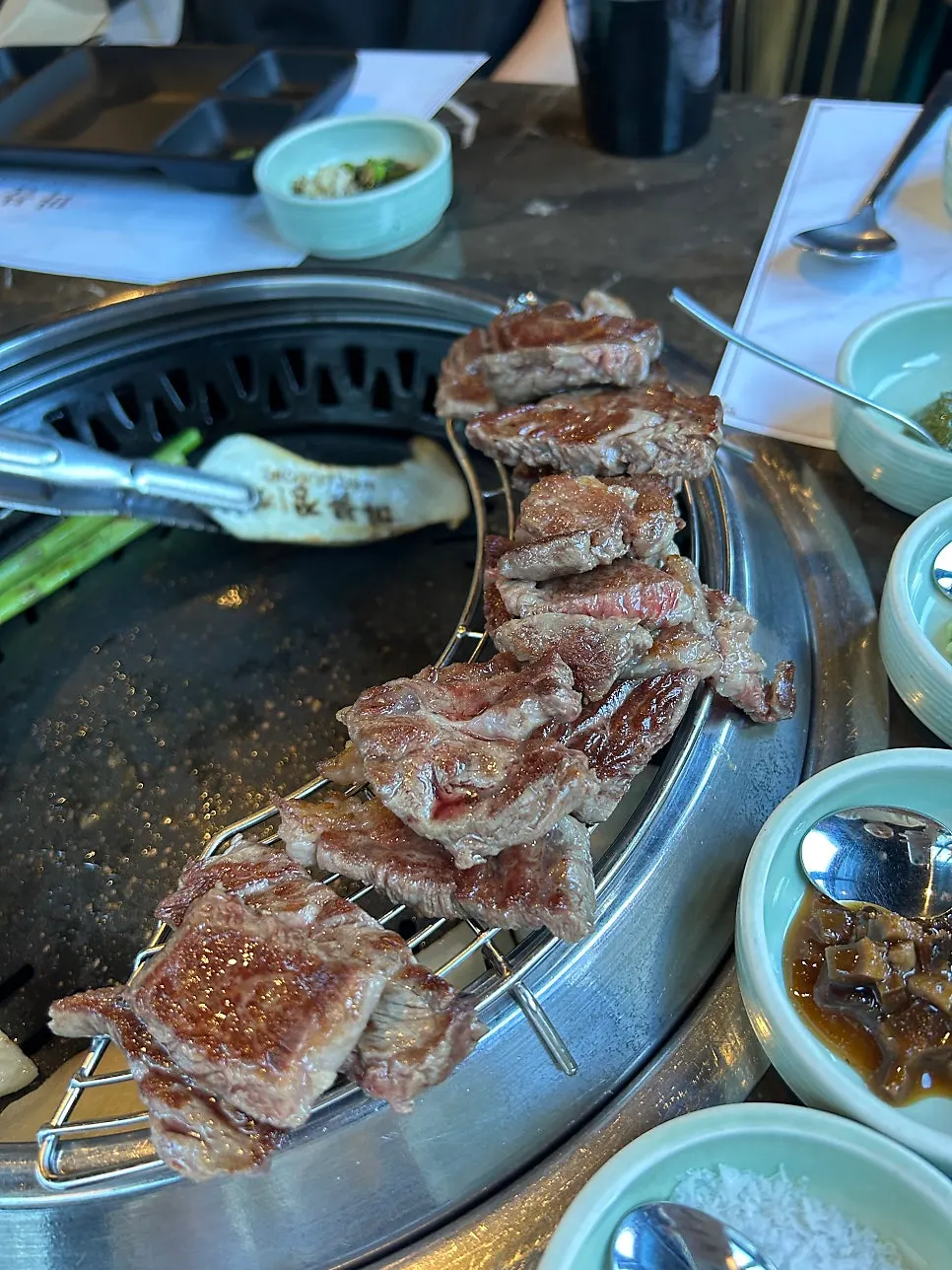 직원이 구워준 한우 구이 한 점