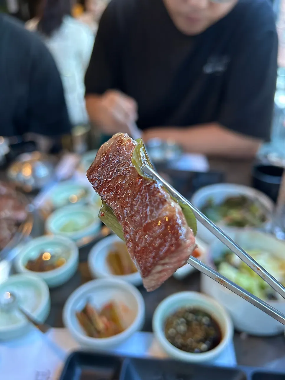 아기와 함께한 마블정 한우 식사 장면