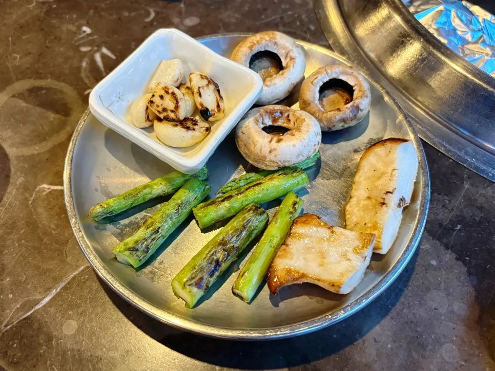 Staff-grilled hanwoo placed on a tray