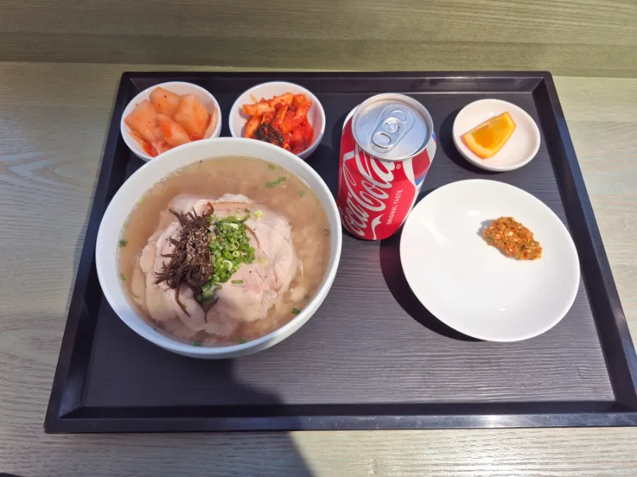 Full House Clear Gomtang set served on a tray
