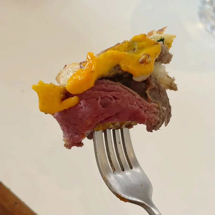 酥皮与牛肉一起切开的一块