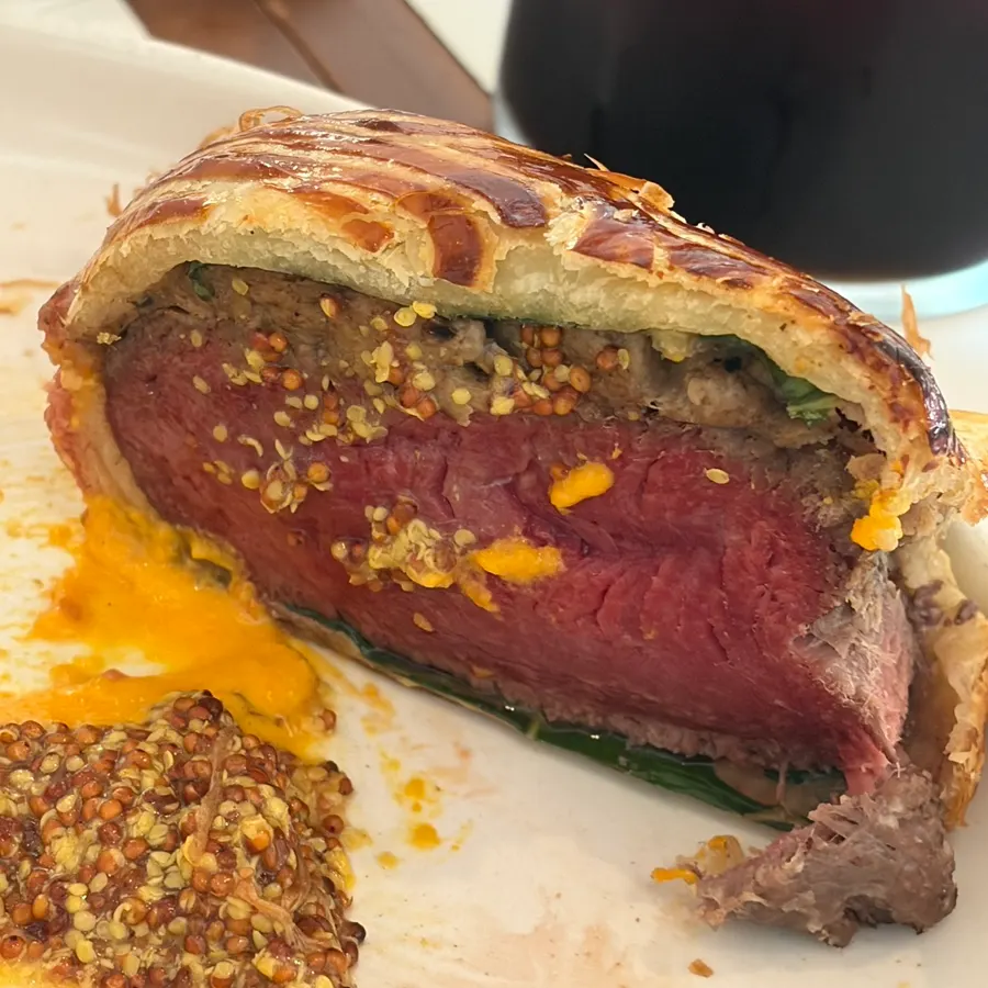 夹起一块的牛肉威灵顿