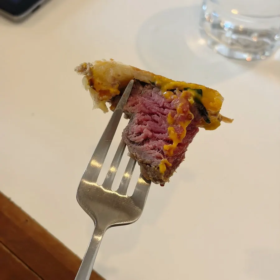 切开食用的牛肉威灵顿切面