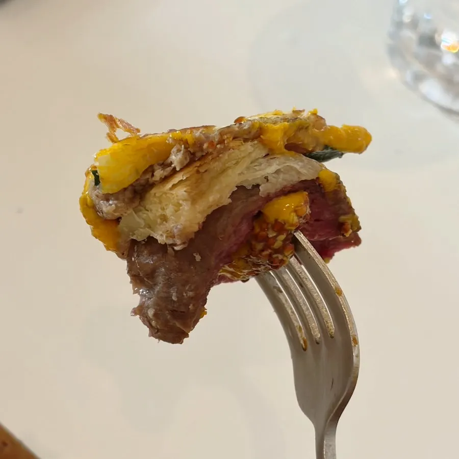 正在食用中的牛肉威灵顿