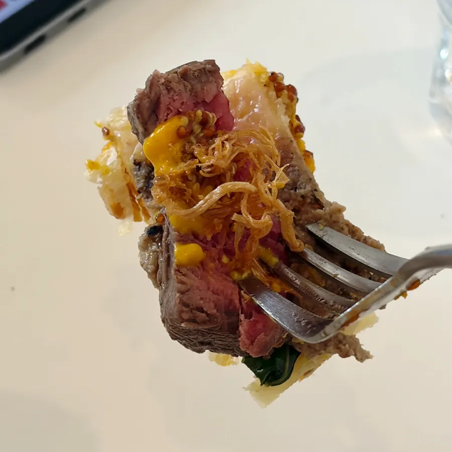 剩下的牛肉威灵顿与酱汁