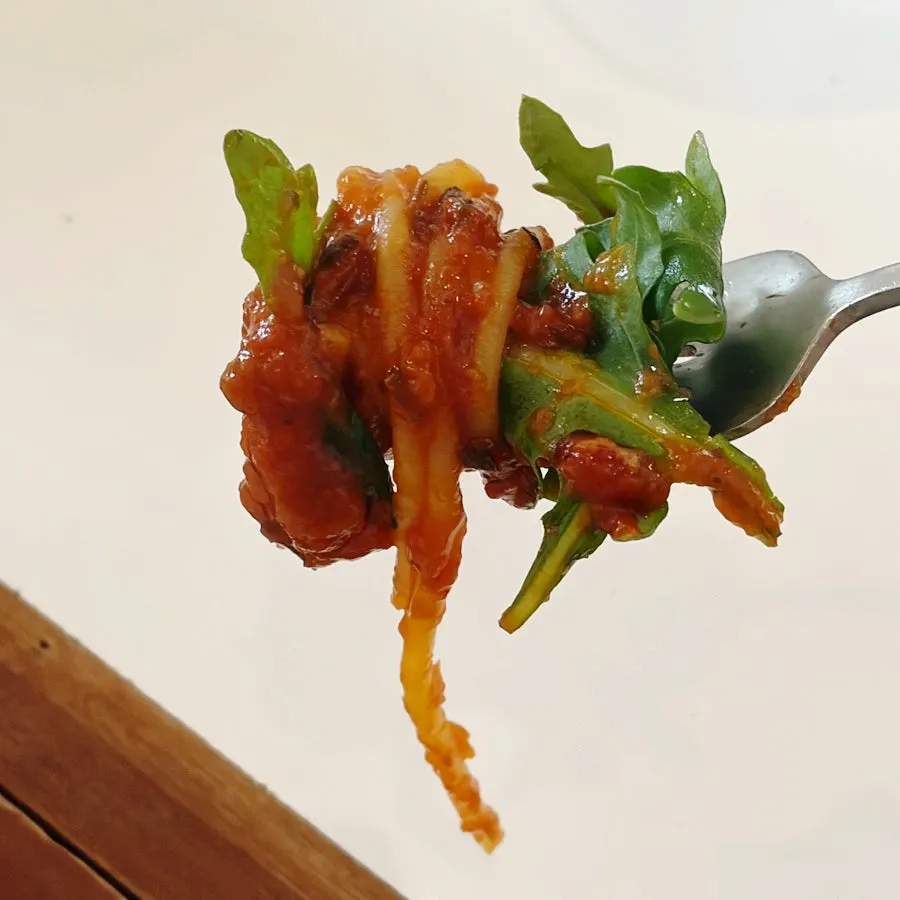 红色酱汁与绿色芝麻菜的色彩对比