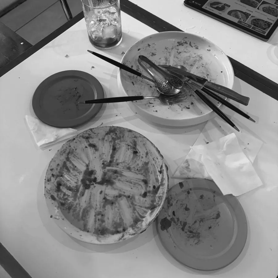 用餐接近尾声的希丽餐桌