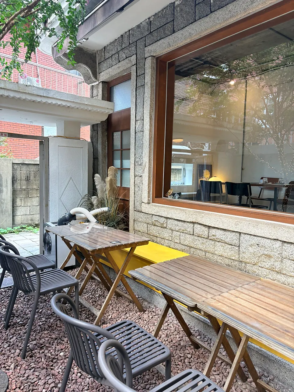 Huirit's outdoor terrace tables