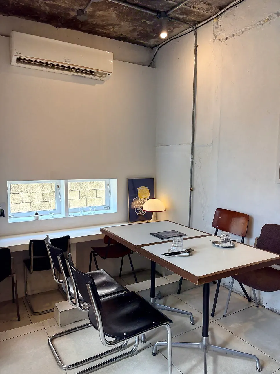 4-person seating separated like an annex