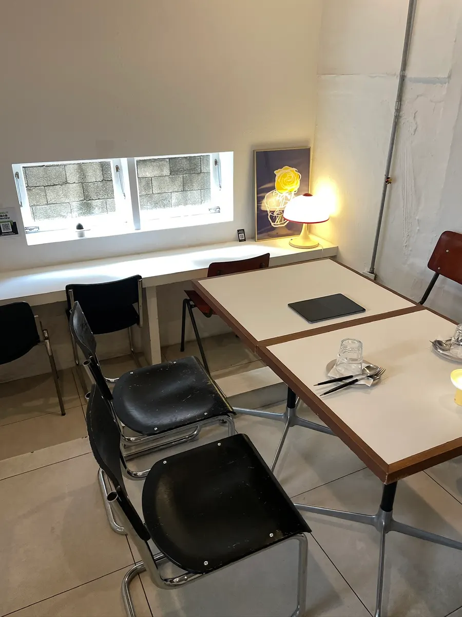 Window-side room seating at Huirit