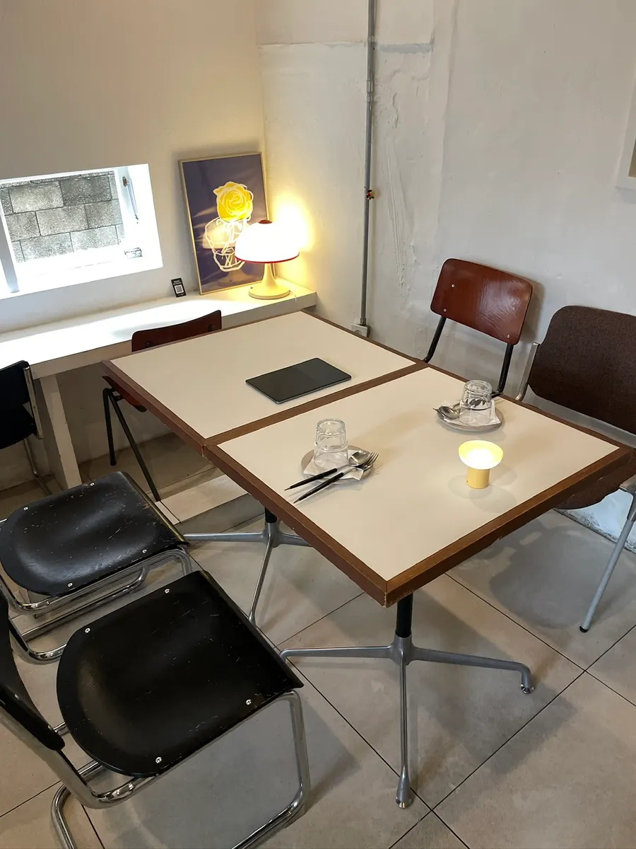 Table and lighting interior at Huirit