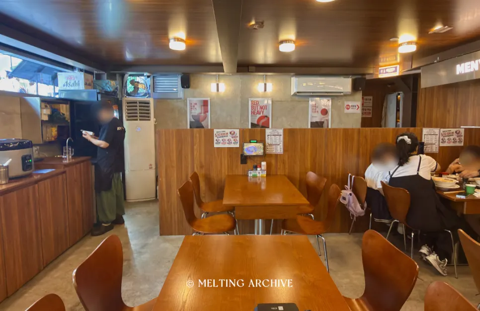 멘야포모 성수점 매장 좌석 전경