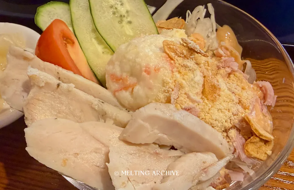 치킨이 올라간 감자 샐러드