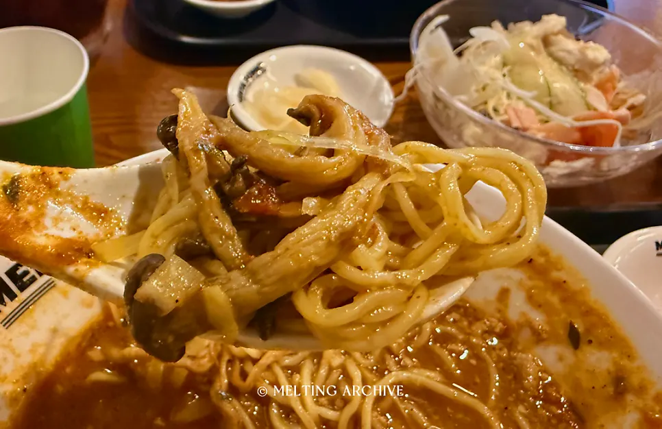 버섯과 가지를 추가한 카레 토마토라멘
