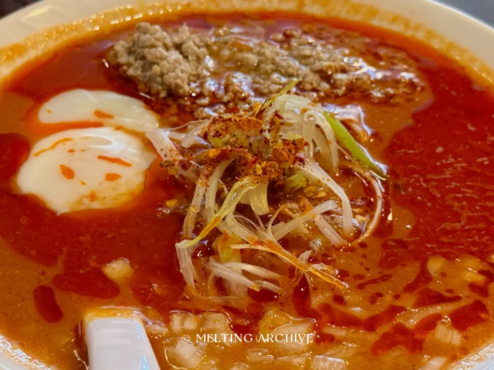 토마토와 매콤함이 어우러진 라멘 국물