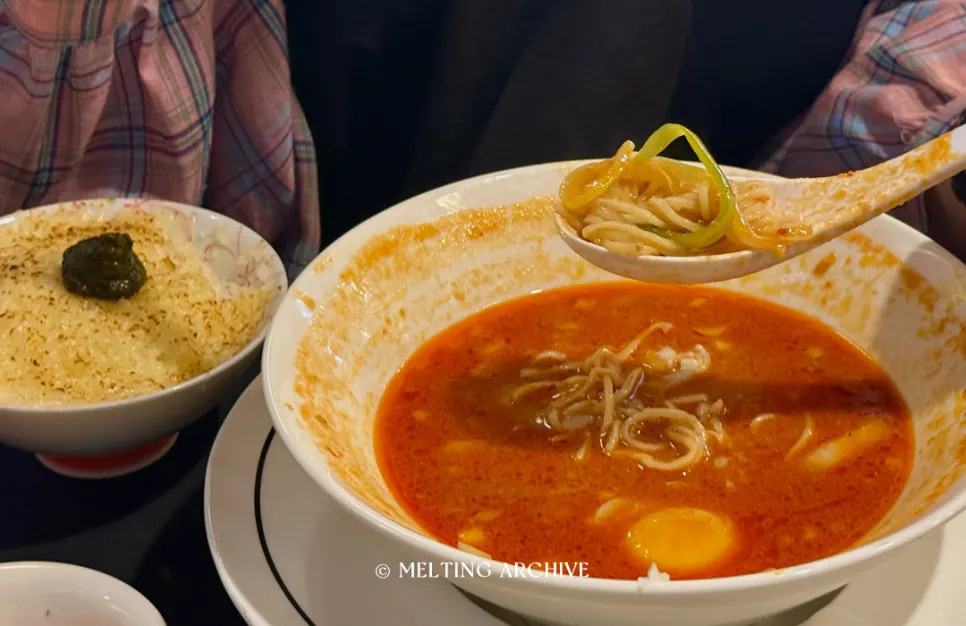 맑고 묽은 국물의 토마토라멘 면 들어올린 모습