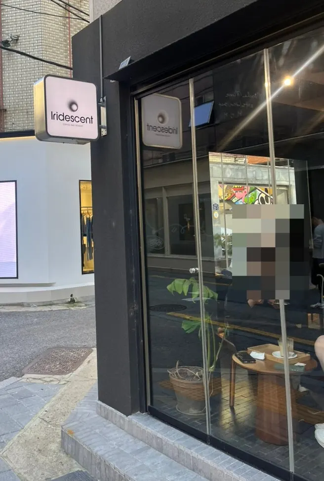 성수동 이리데센트 카페 외부 모습