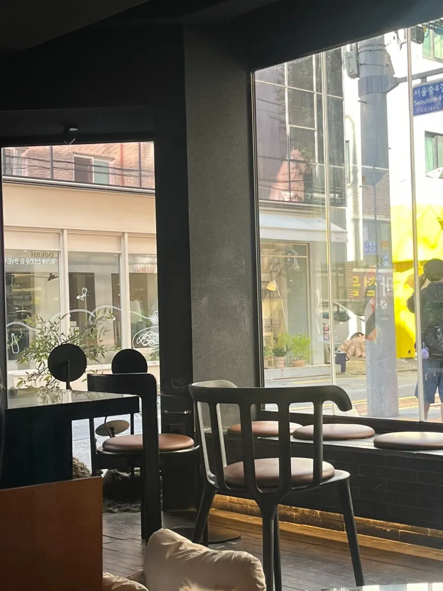 세련되고 깔끔한 이리데센트 인테리어