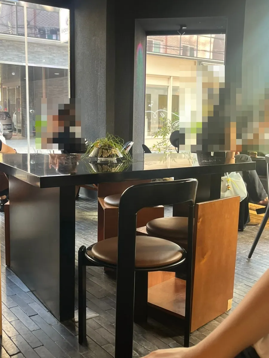 차분하게 정돈된 카페 좌석 공간