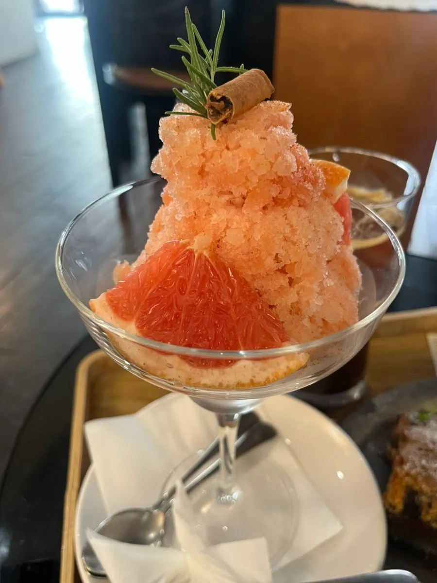 예쁘게 플레이팅된 음료와 디저트