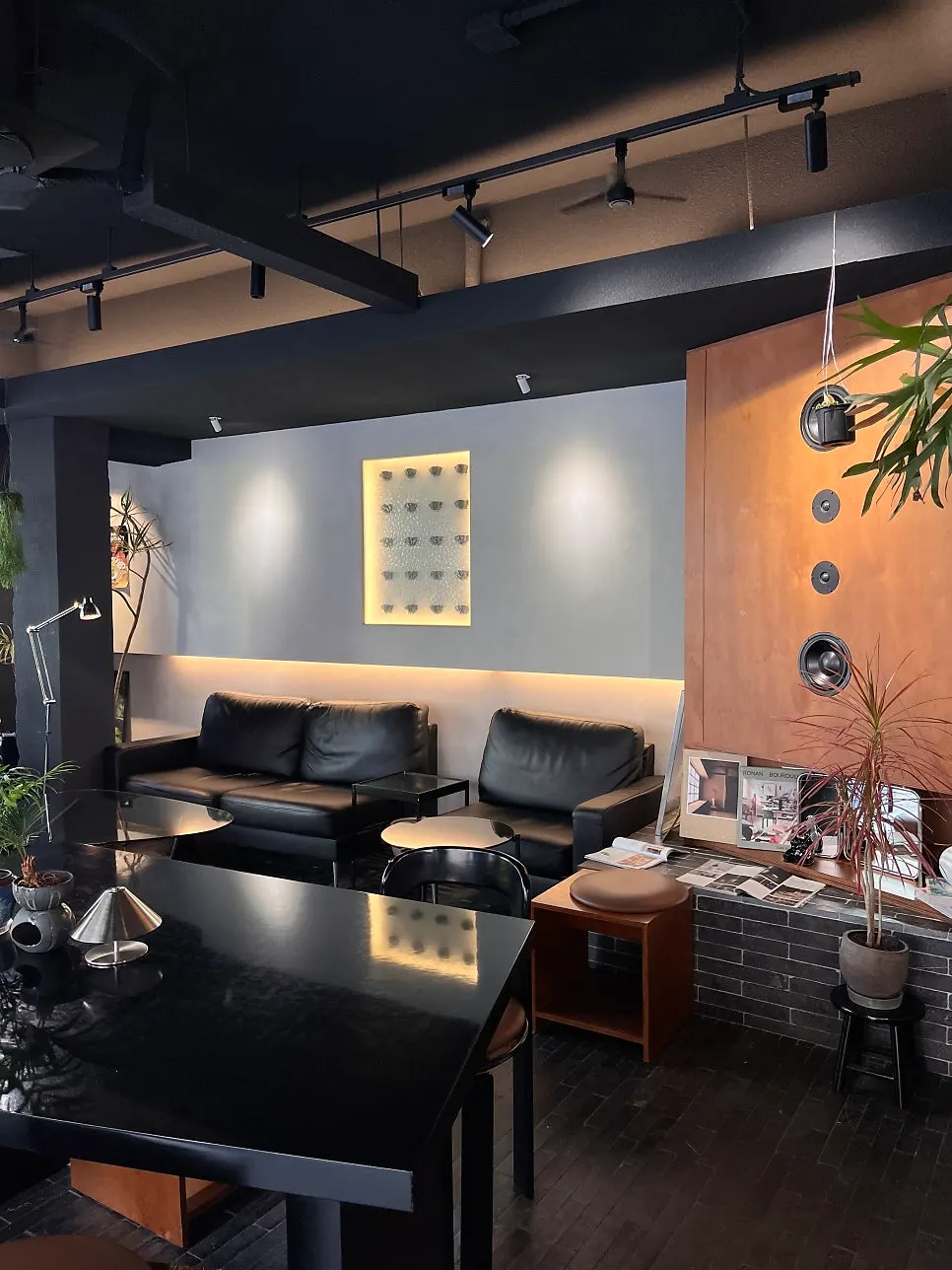Café interior with gray and wood combination