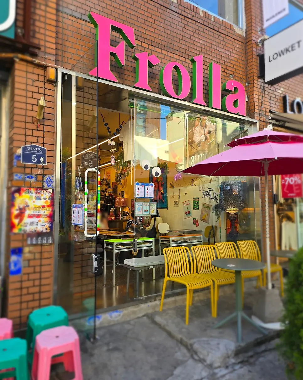 Pink Frolla sign and café entrance