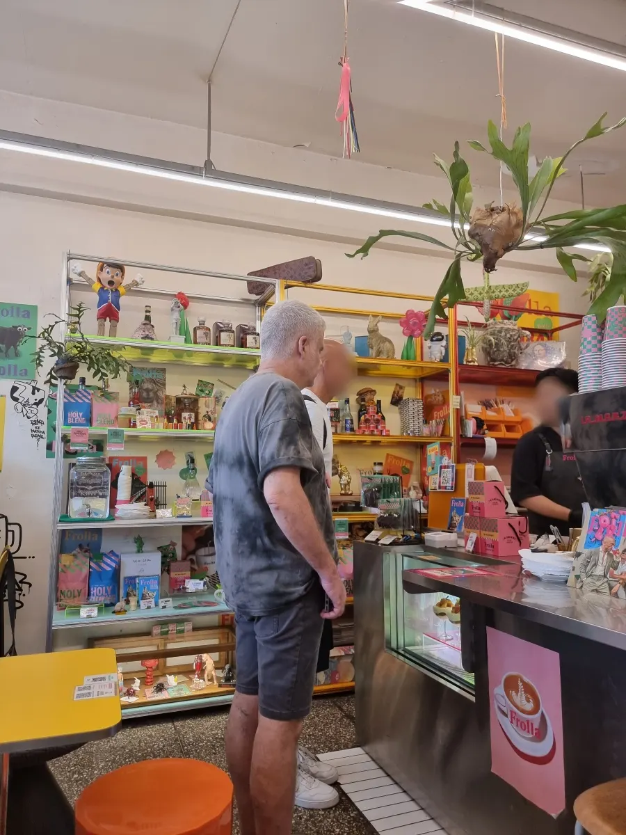 Frolla Seongsu with many foreign customers