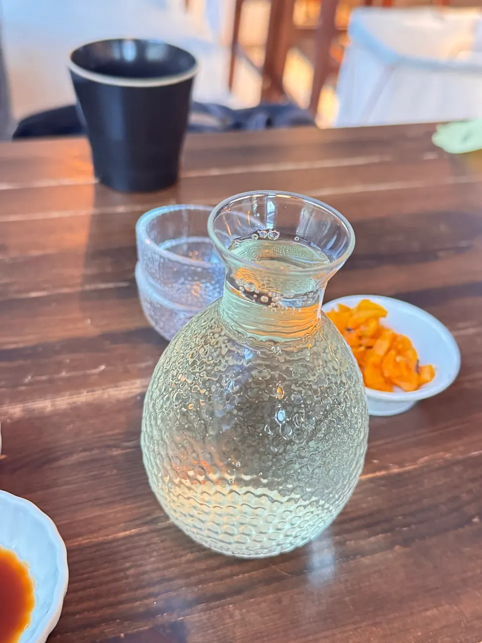기본 안주 단무지와 사케 도쿠리