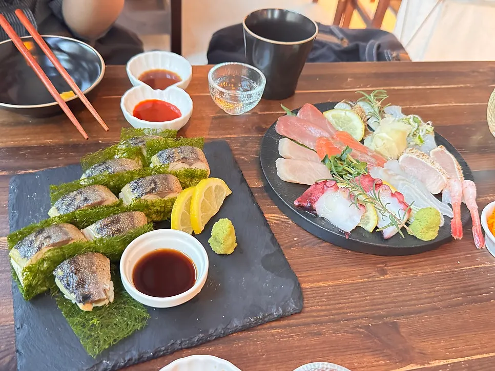 테이블에 차려진 킷포우 안주 상차림