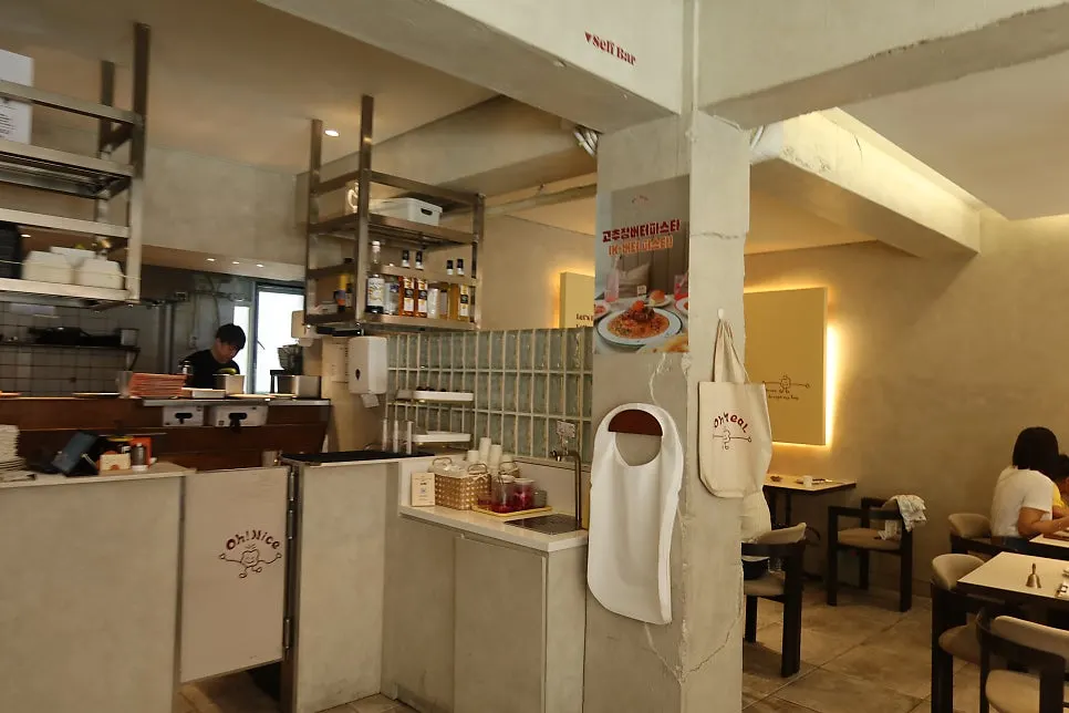 Atmosphere inside Omil Seongsu