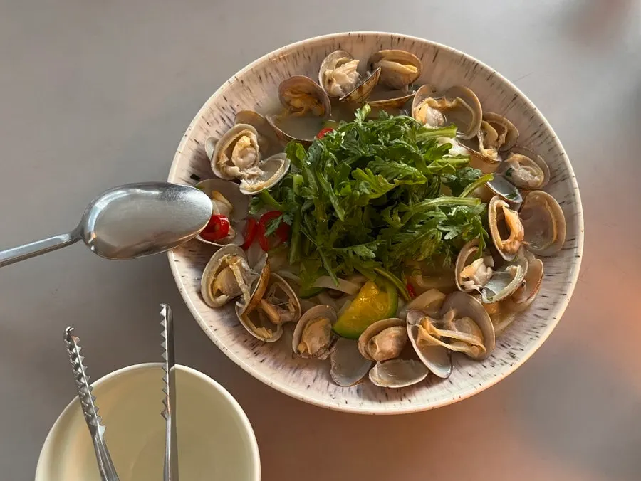 A bowl of vongole kalguksu