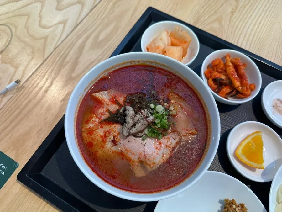 A spoonful of spicy gomtang with rice