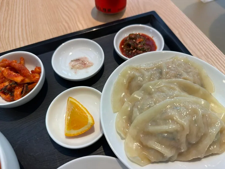 Picking up a piece of mandu