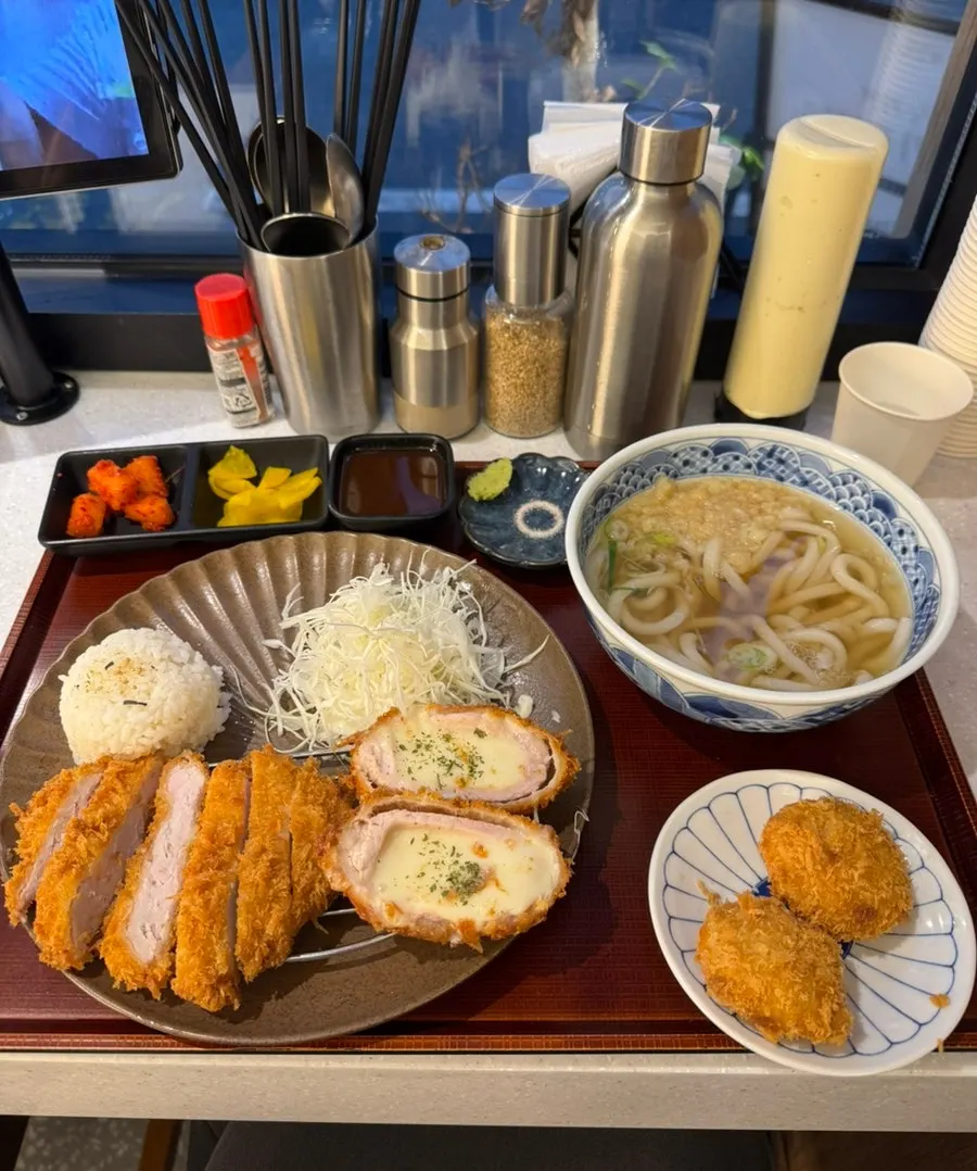 Half-and-half katsu set brought out by staff