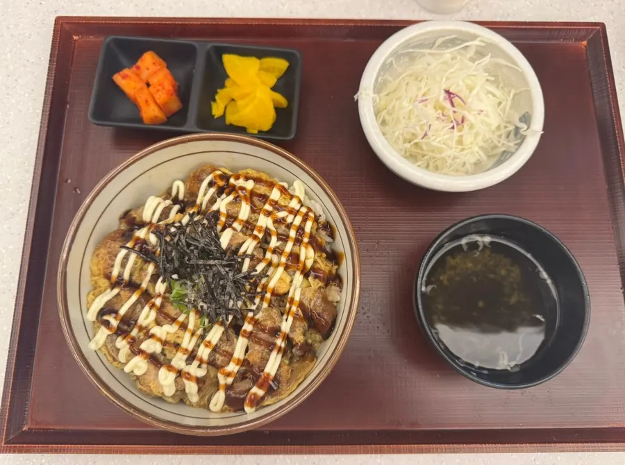 Inari sushi and tonkatsu included in the set