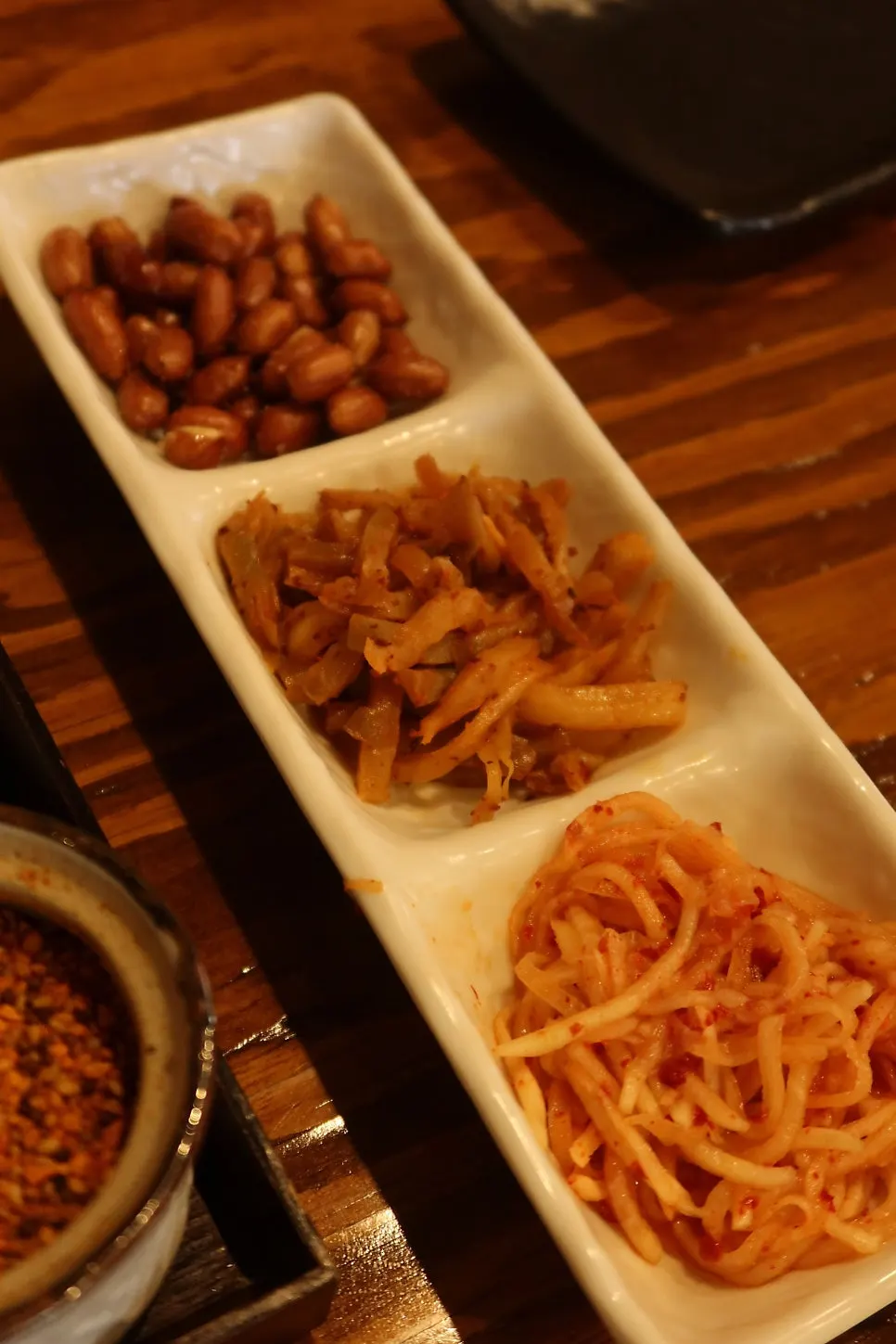 숯불 화로에 올려진 양꼬치