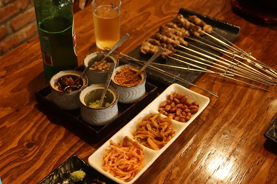 양꼬치와 칭따오 병맥주 낮맥 페어링