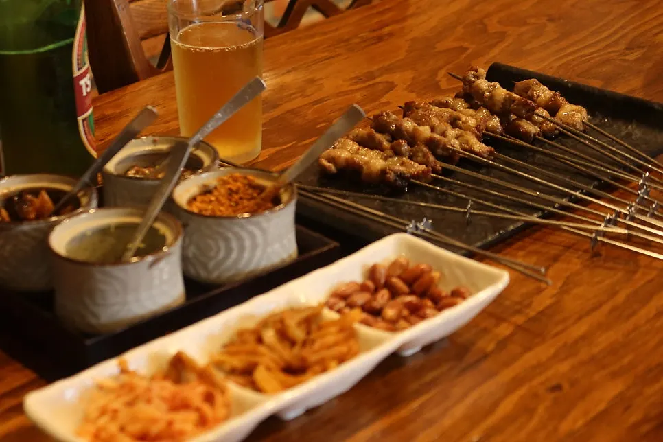 잔에 따른 칭따오 맥주와 구운 양꼬치