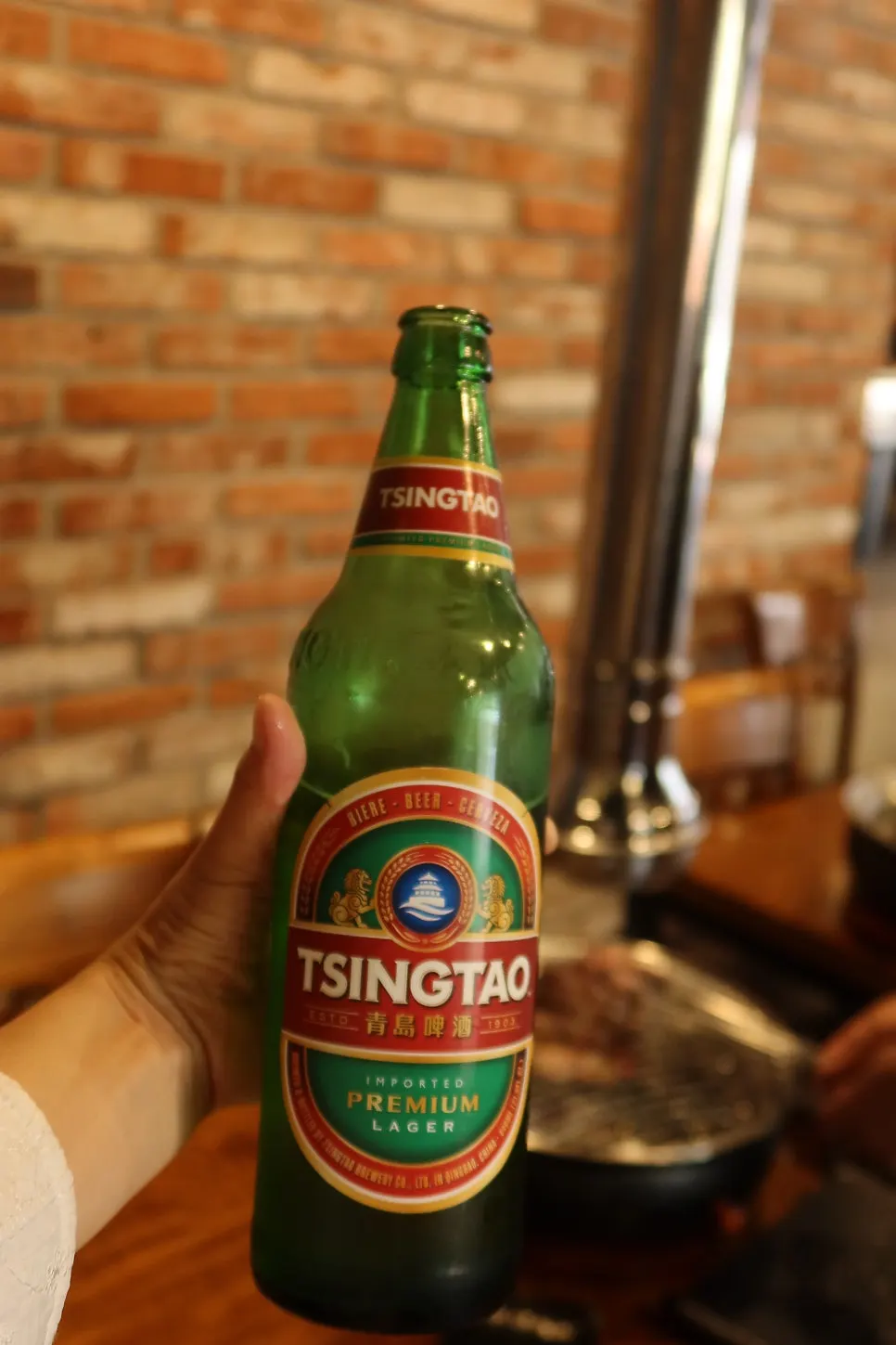 가위로 잘게 자른 아기용 양고기